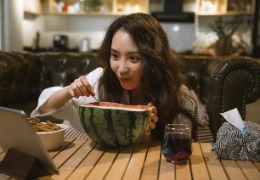 選擇適合熬夜族的精華產(chǎn)品，讓肌膚重煥光彩